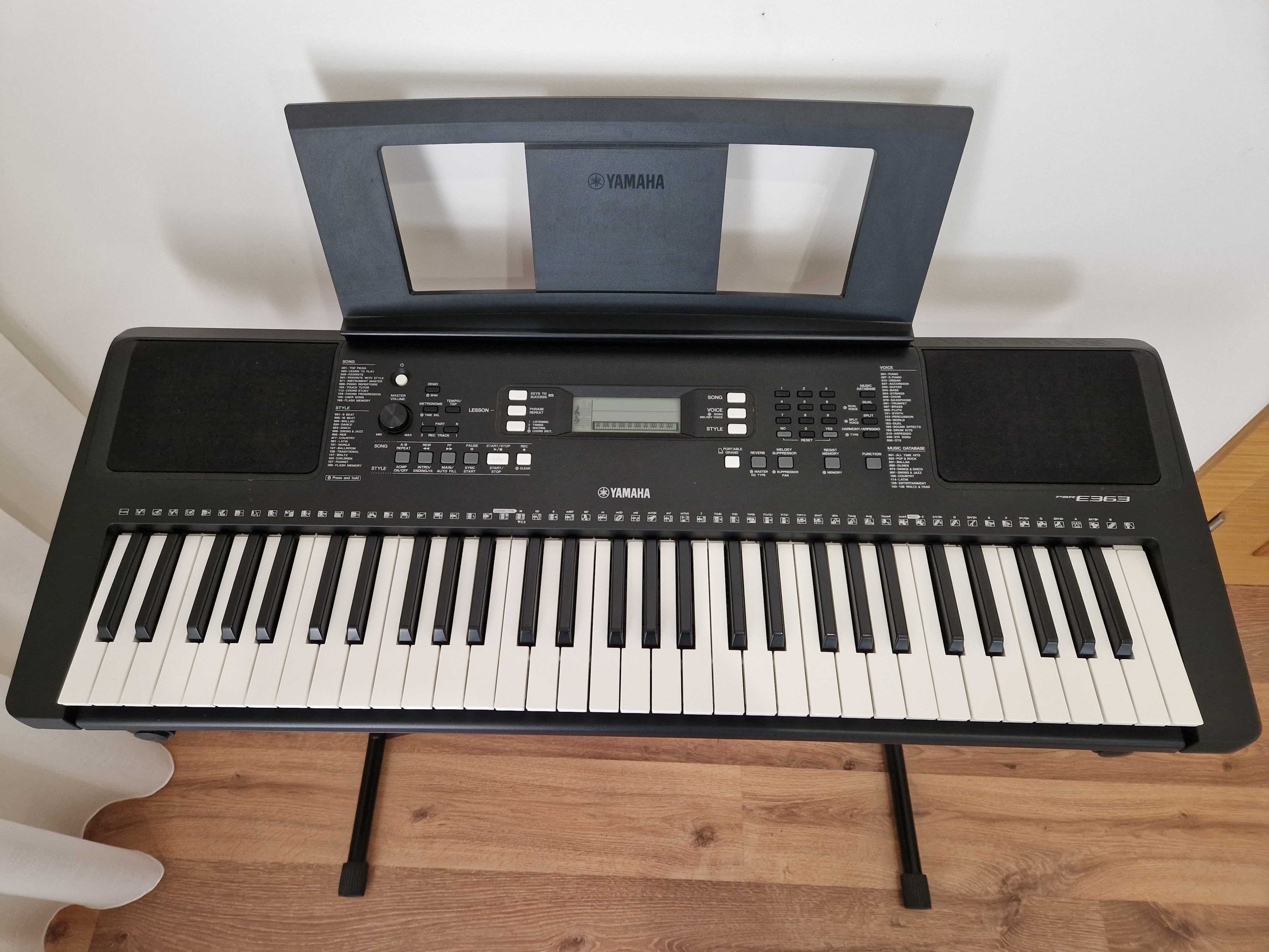 Teclado Yamaha PSR-E363 + Suporte + Caixa