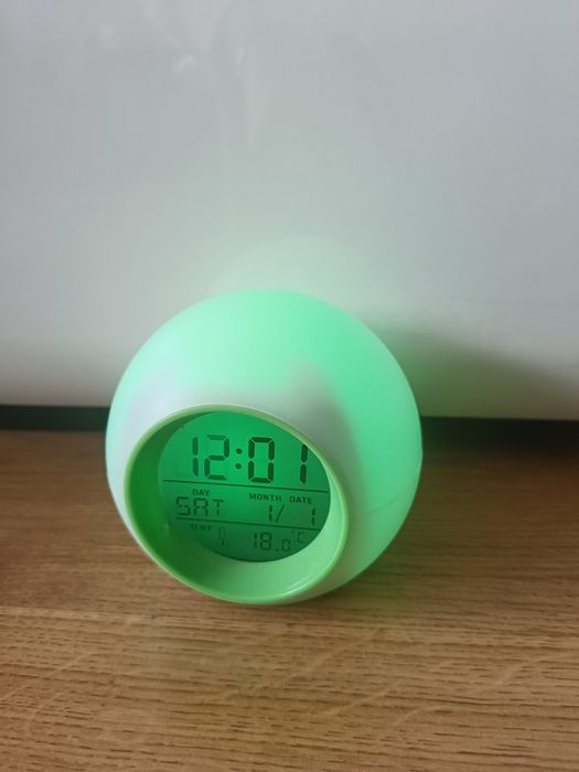 Budzik zegar stojący podświetlany