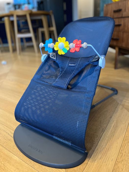 Leżaczek Babybjorn bliss mesh z zabawką