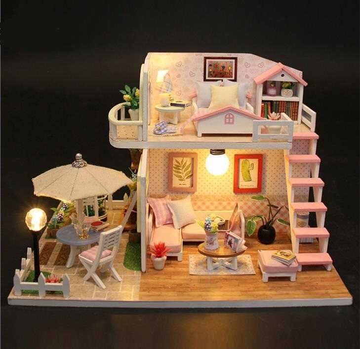 Domek dla lalek drewniany piętrowy LED model