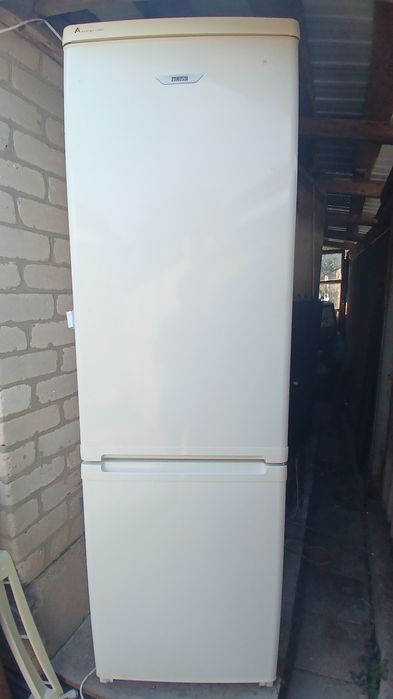 Продам  холодильник  Zanussi  с гарантией от мастера.