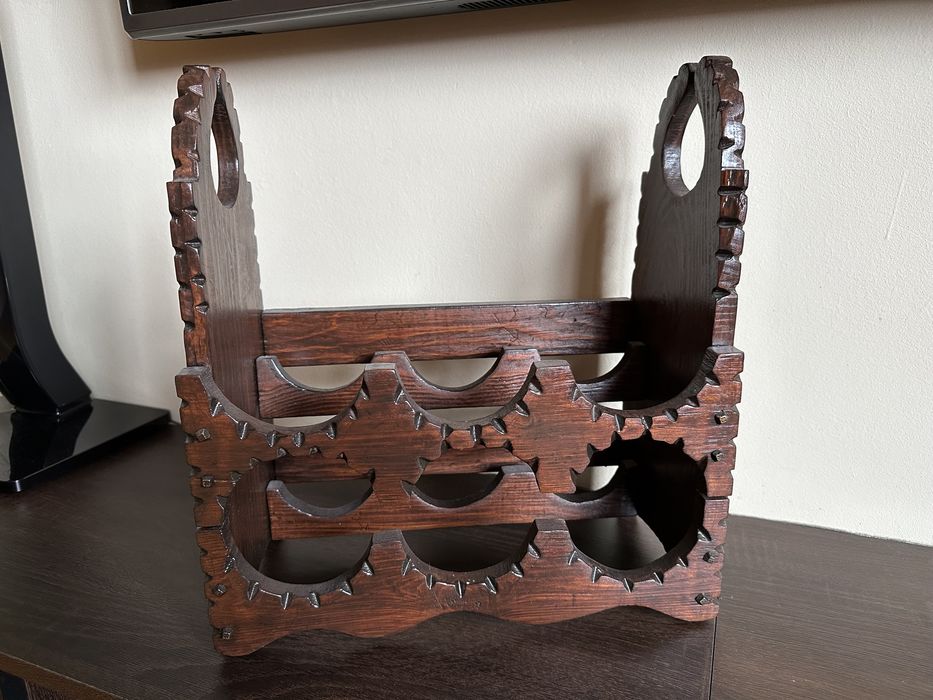 Śliczny ozdobny drewniany stojak na 6 butelek win