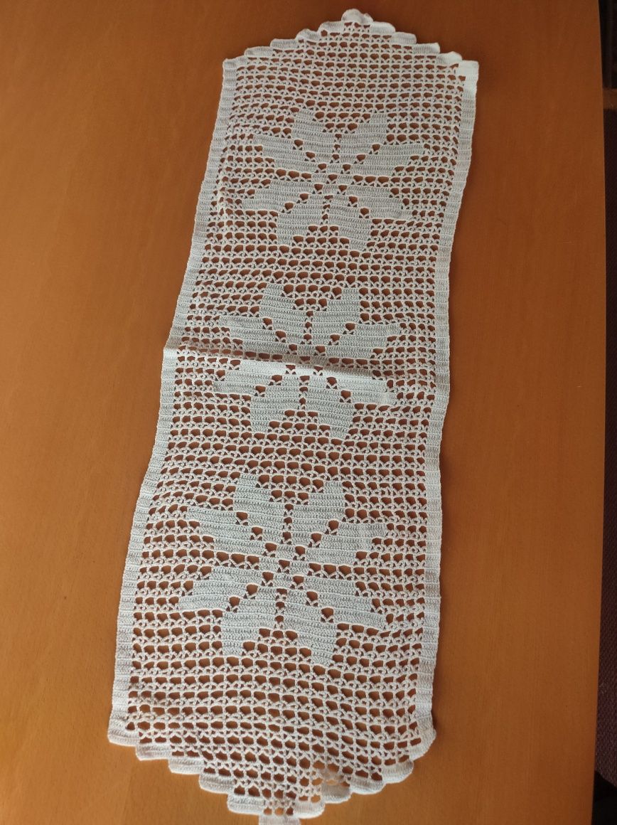 Conjunto de naperons em crochê.