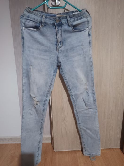 Spodnie jeansy z wytarciami i strechem