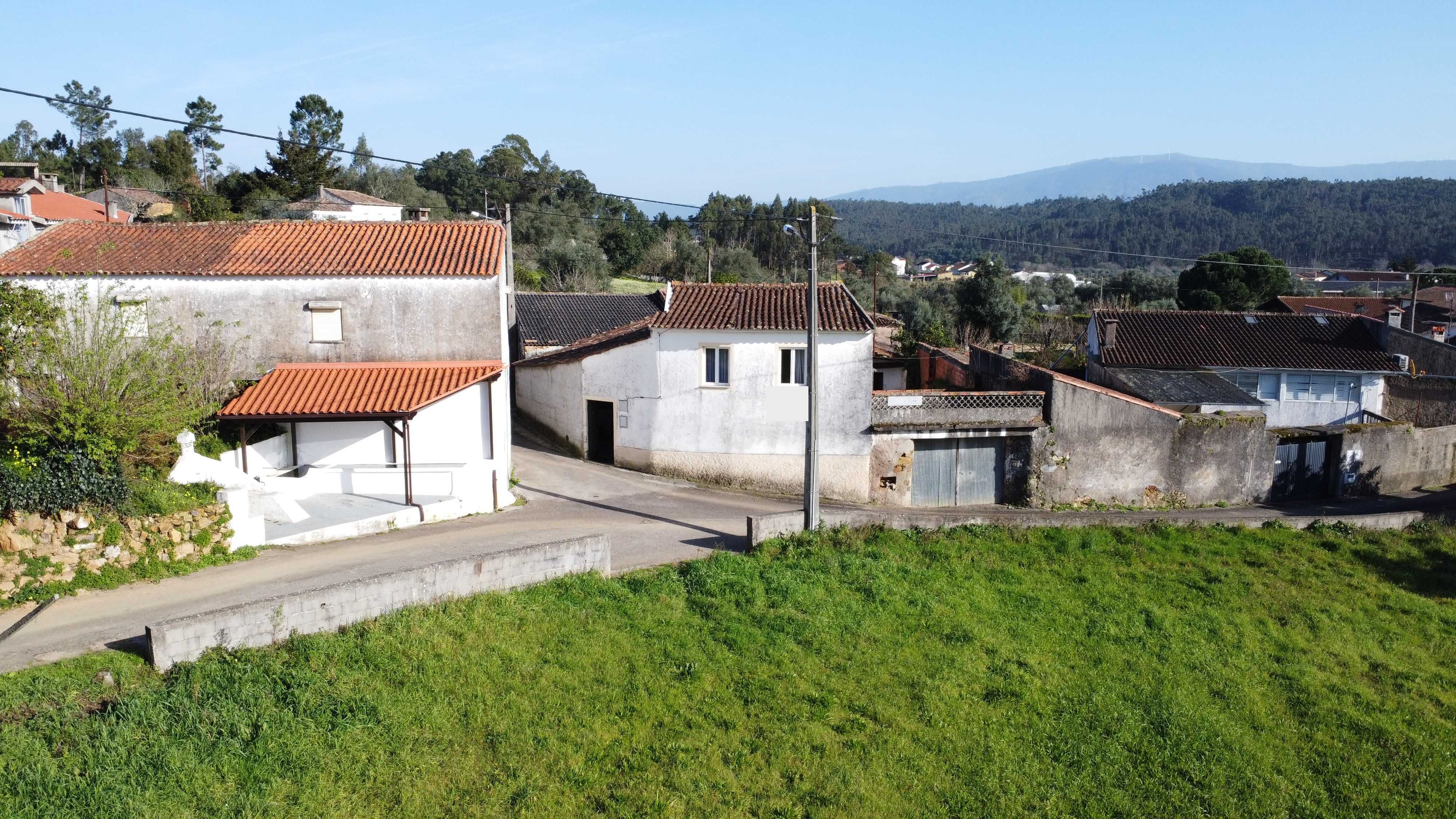 Duas Moradias com Terraço, em Semide