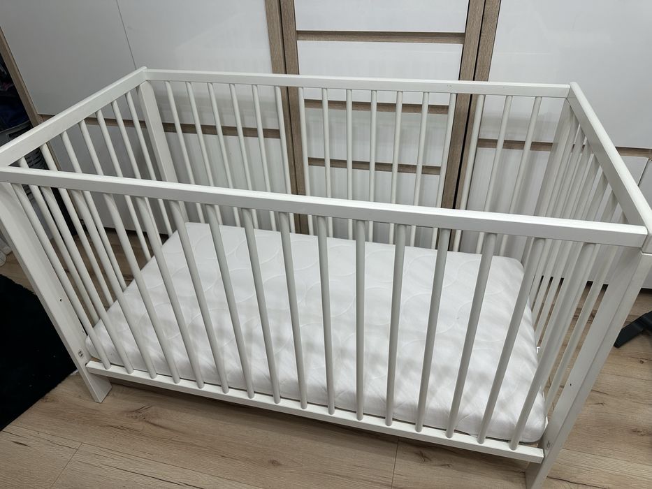 Łóżeczko ikea biale w materacem