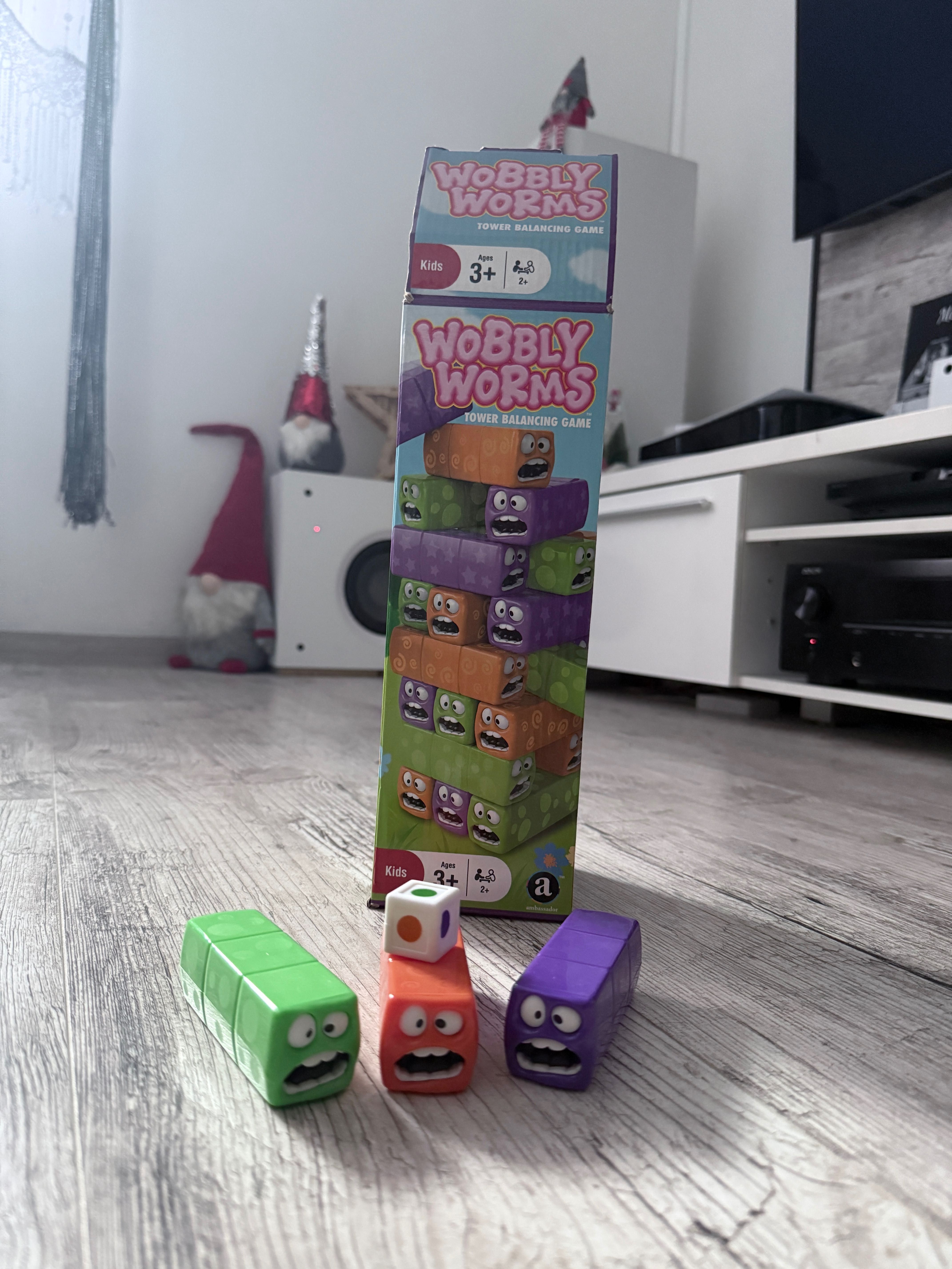 Gra typu Jenga - Wobbly Worms. Robaki