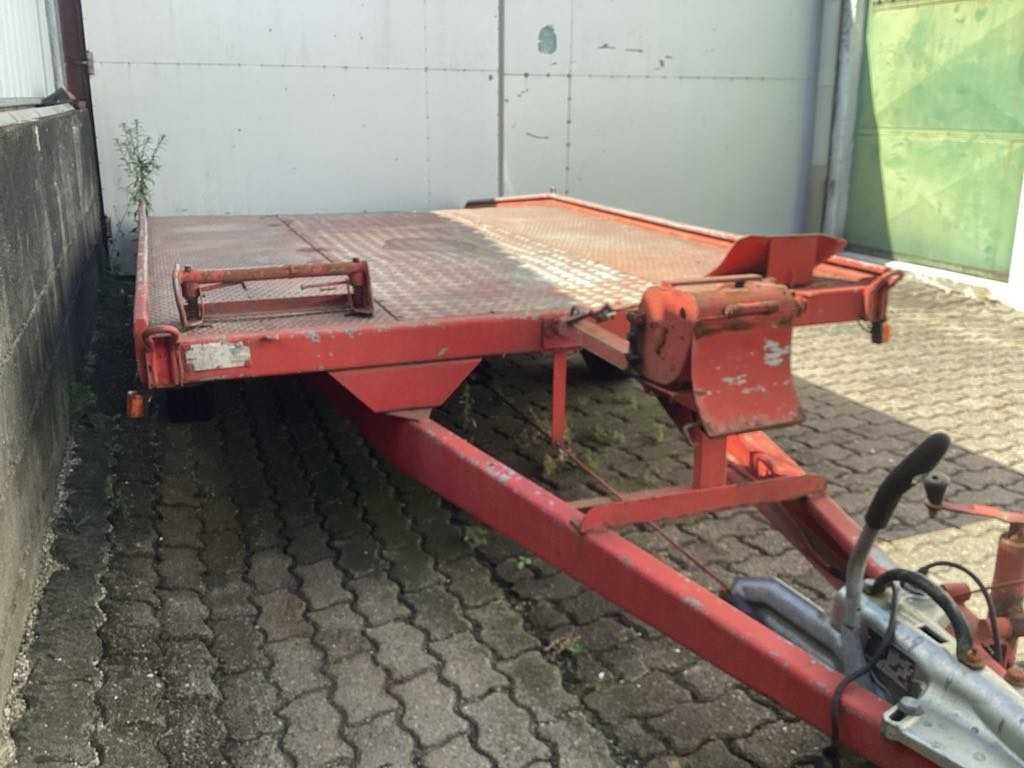 Reboque robusto para transportar veículos, com docs.