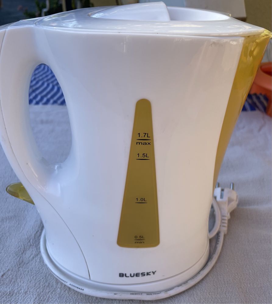 Chaleira, marca Bluesky, de cor branca, com capacidade 1,7l.