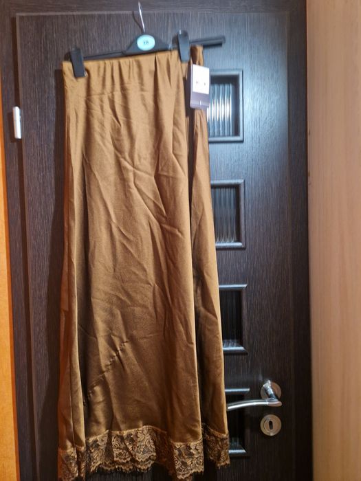 Spodnica satynowa  m czy L nowa