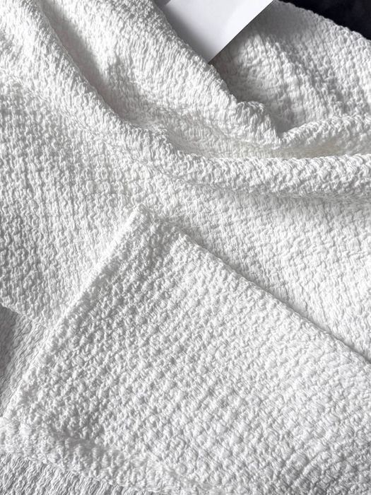 Сукня на спущені плечі із букле біла