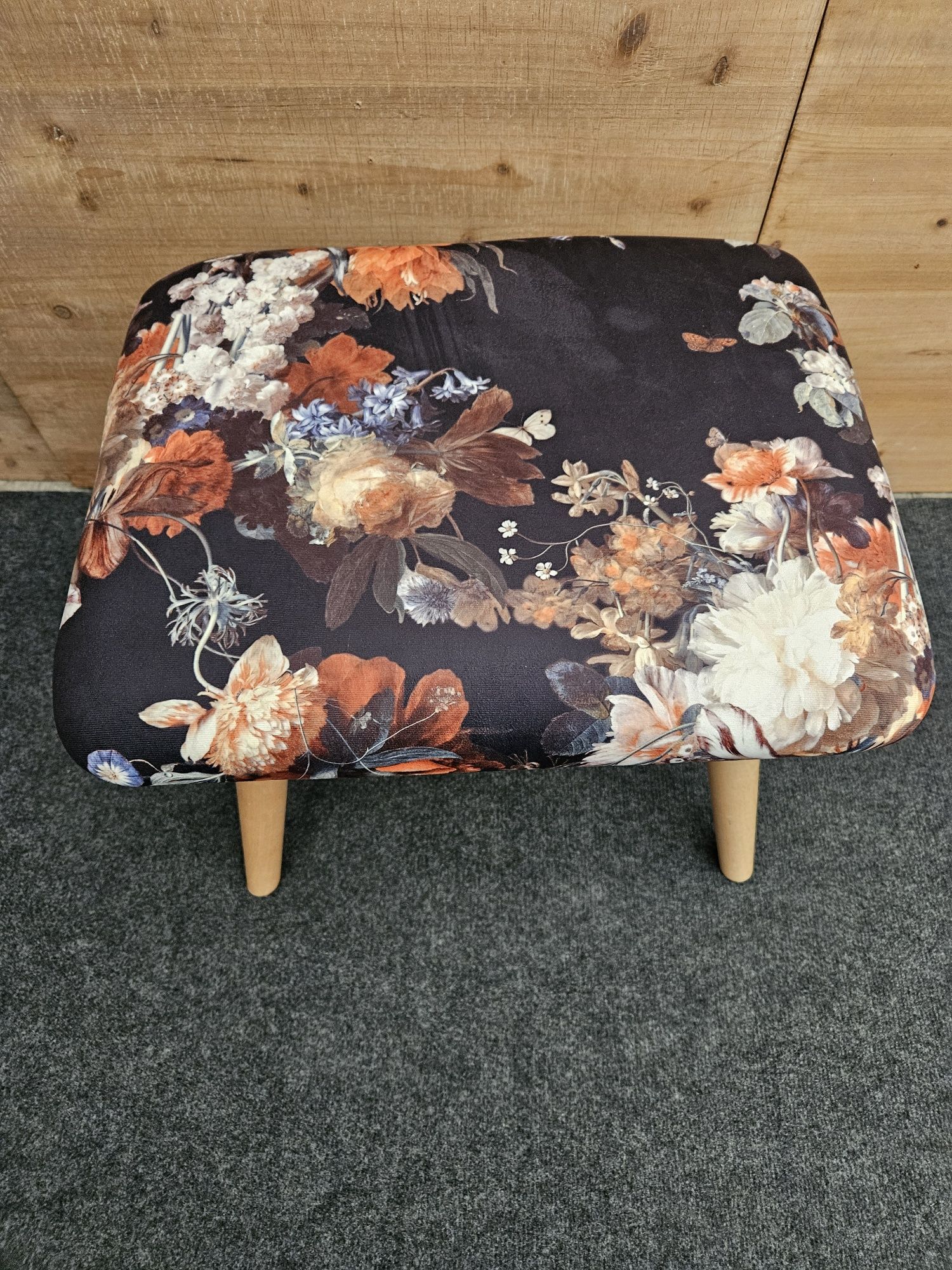 Taboret siedzisko z kwiatowym motywem na drewnianych nogach