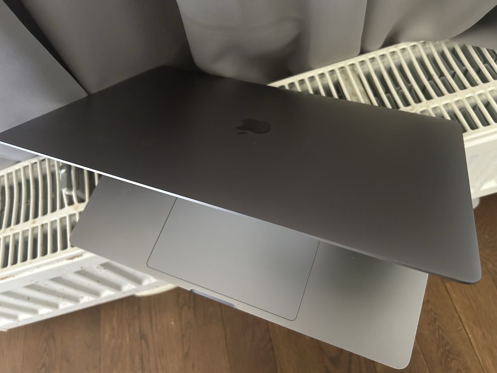MacBook Pro A2141 i9 32GB 1TB SSD GF5500M
