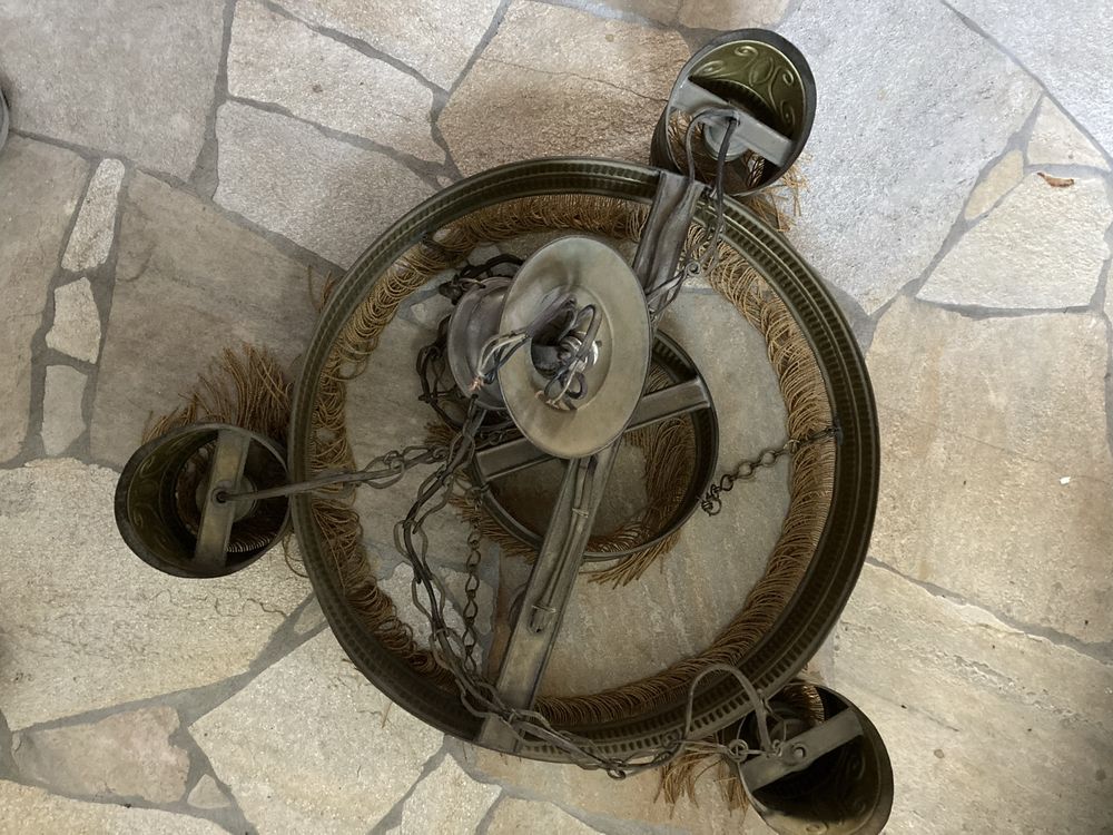 Stara lampa żyrandol nad stół