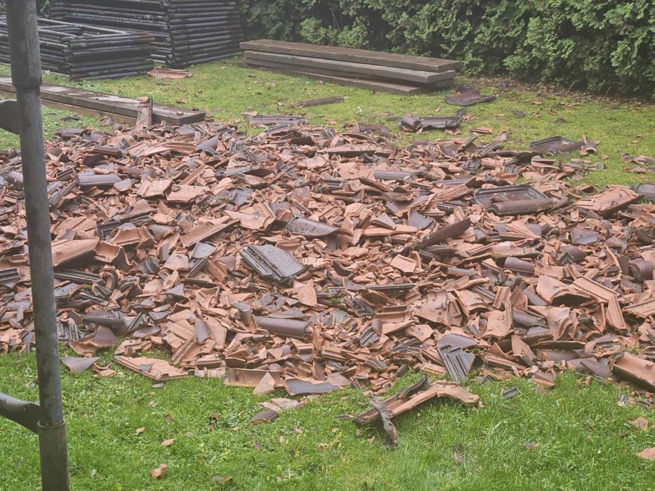 Oddam gruz z dachówki ceramicznej, z całego dachu około 300 m2