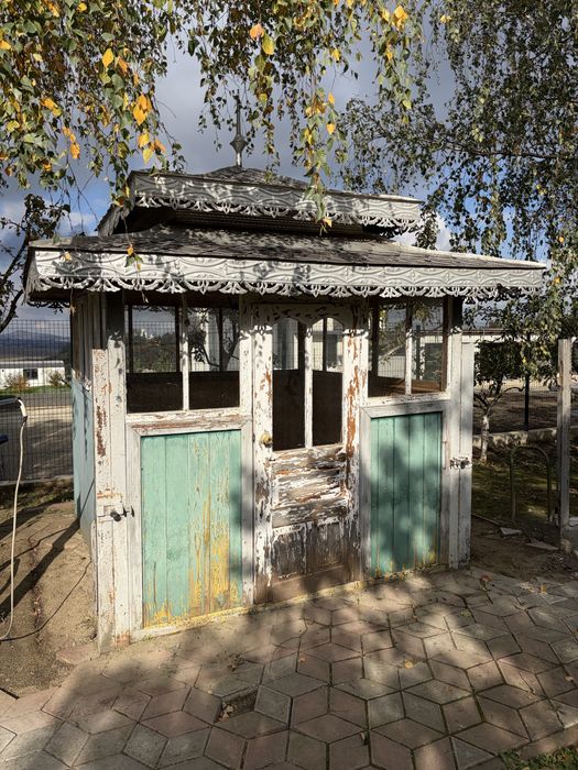 Альтанка садова закритого типу