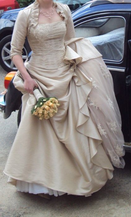 Vestido de Noiva Bronze com lindo trabalho em renda e tule
