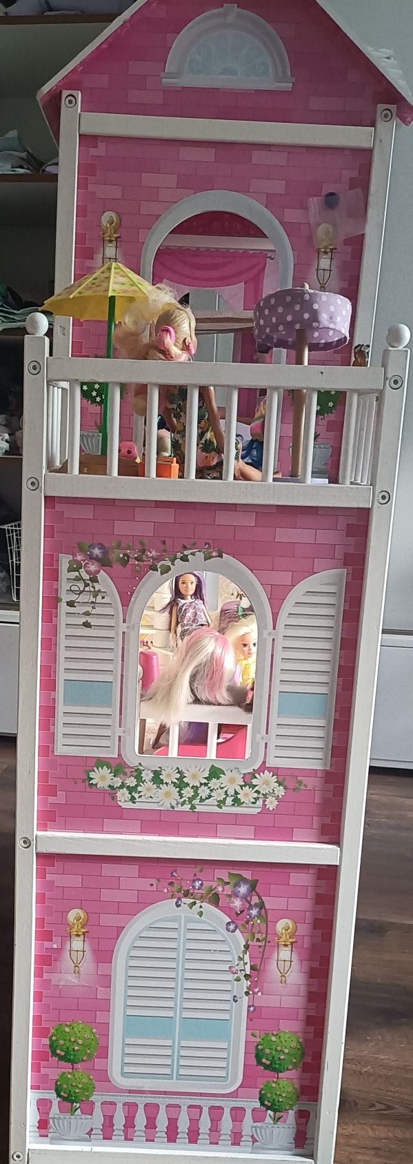 Domek dla lalek  duży drewniany plus dużo lalek Barbie  i gratisy