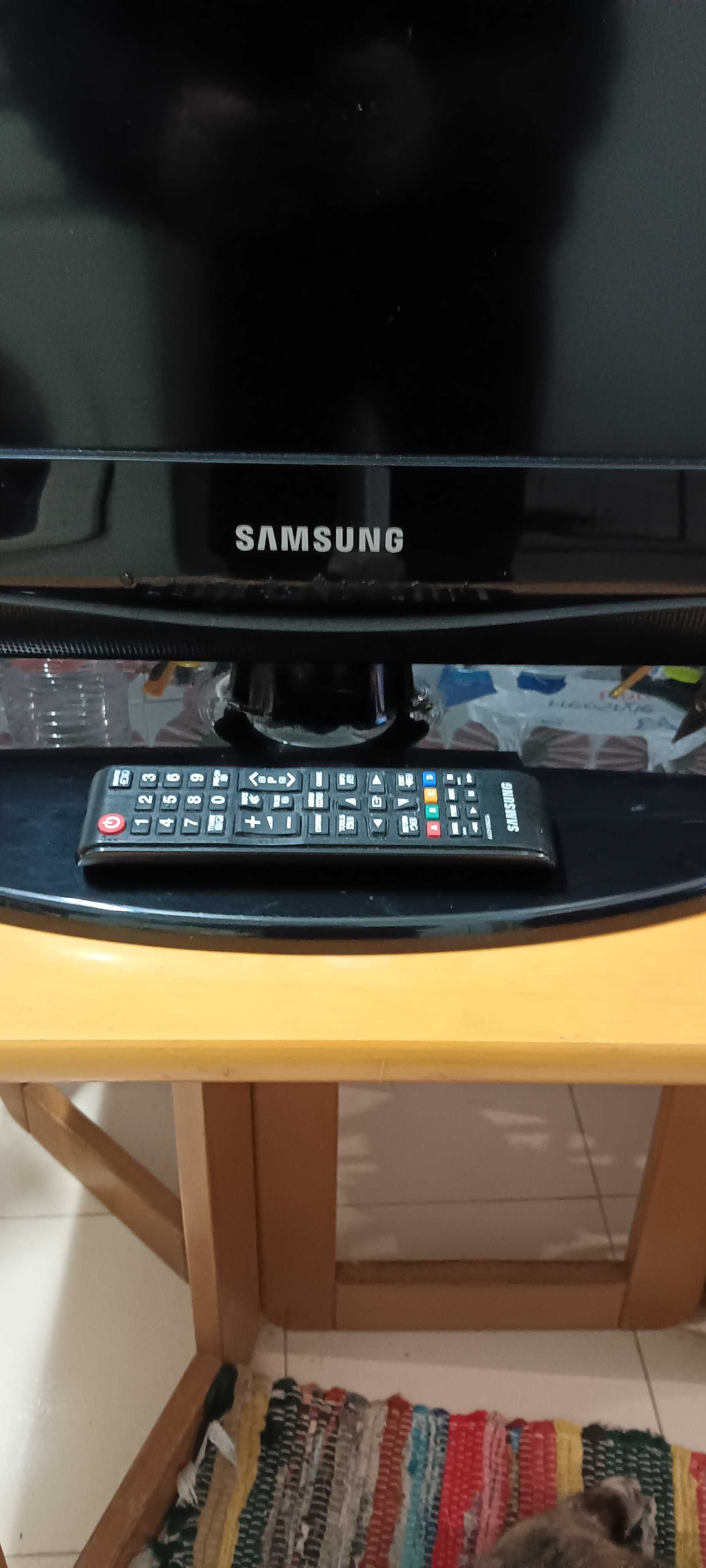 Vendo TV Samsung 32/80cm ecrã c/comando em óptimo estado e funcional.