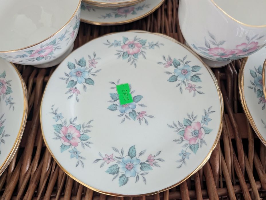 Zestaw filiżanek na 12 osob