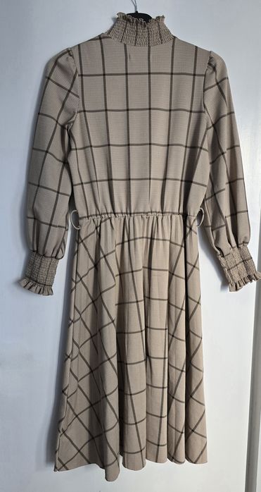 Beżowa sukienka w kratkę