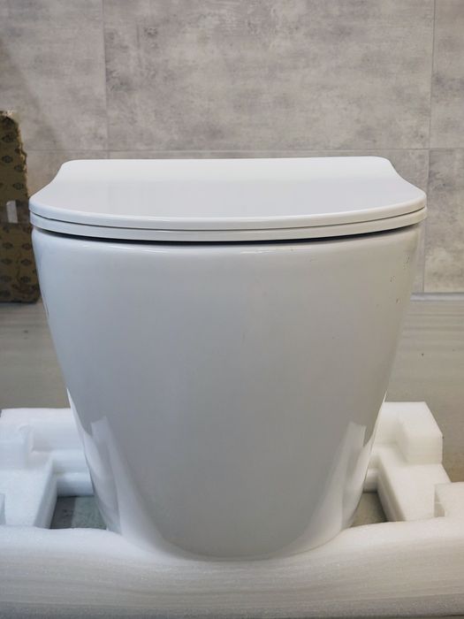 Miska WC wisząca z deską wolnoopadającą. Mocowania, kompletna.