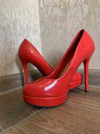 Туфлі червоні на каблуку