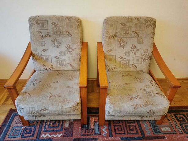 Fotel z drewnianymi oparciami - dwie sztuki