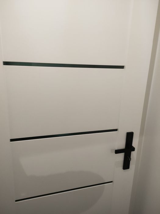 Drzwi białe prawe 80 cm wraz z ościeżnicą i klamkami.
