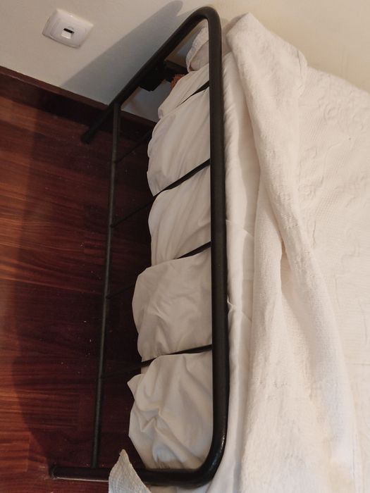 Cama de ferro forjado cinzento escuro