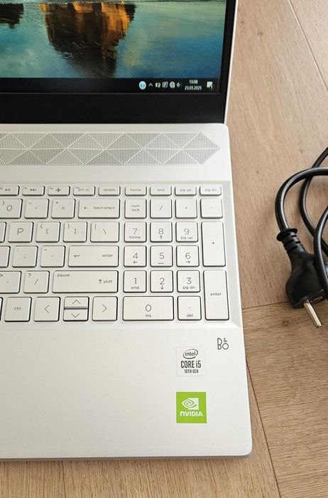 LAPTOP HP Pavilion, jak nowy, biały, edycja limitowana, piękny