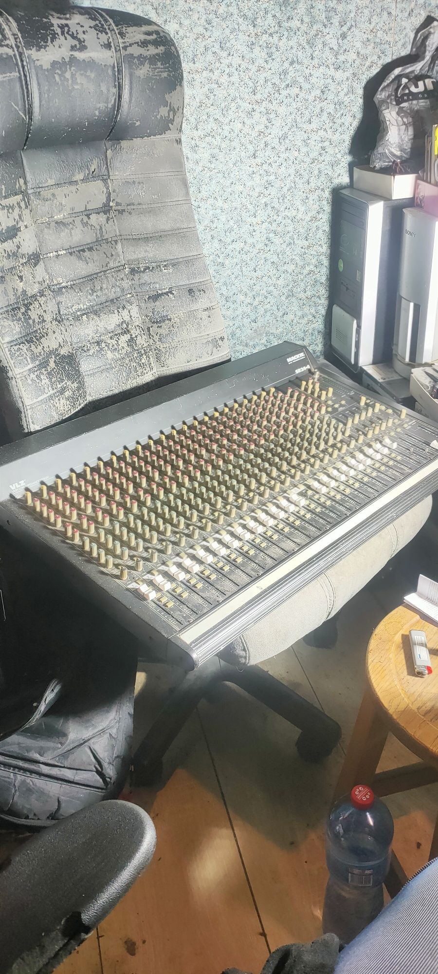 MACKIE SR24-4 bus mixing console