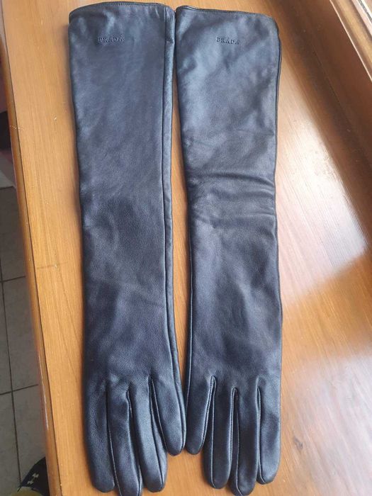 Перчатки женские кожанные длинные 58 см. Черные. Prada. Р.8