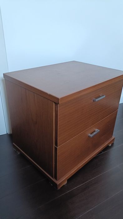 Mesa de cabeceira em madeira maciça cor de cerejeira