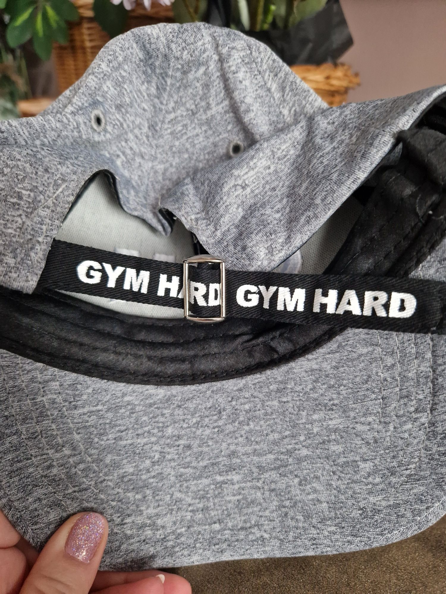 Szara czapka z daszkiem  "Gym hard", Sinsay