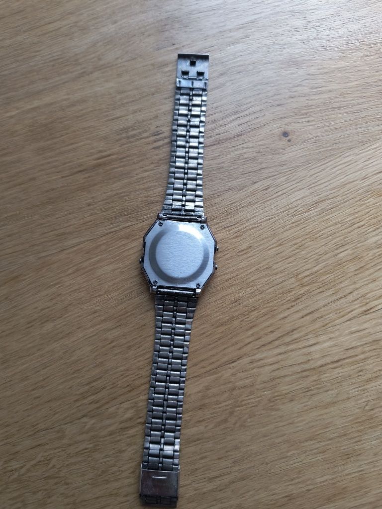 Retro zegarek na rękę ze światełkiem