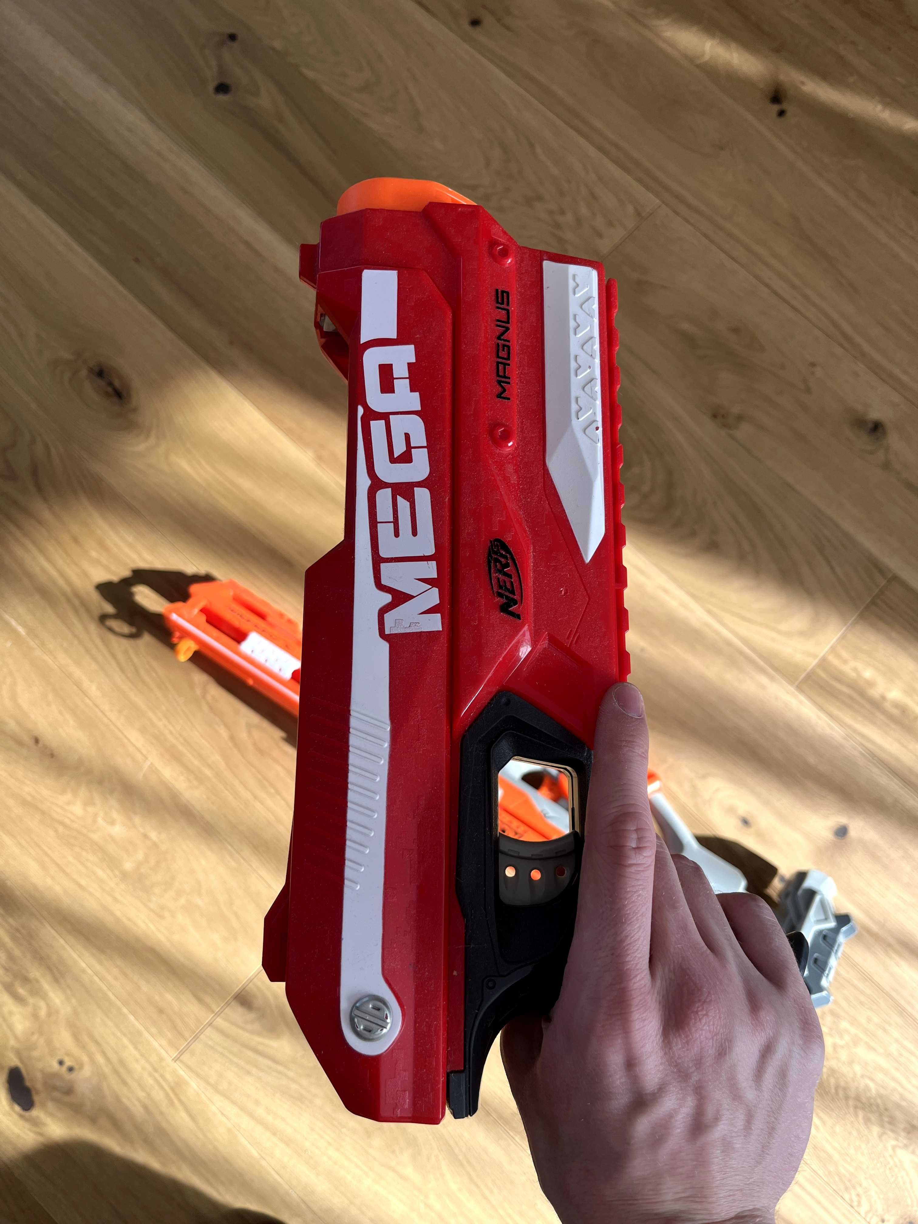 dwa pistolety nerf