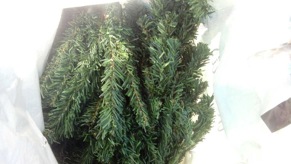 прдам  елки ПВХ в хорошем состоянии