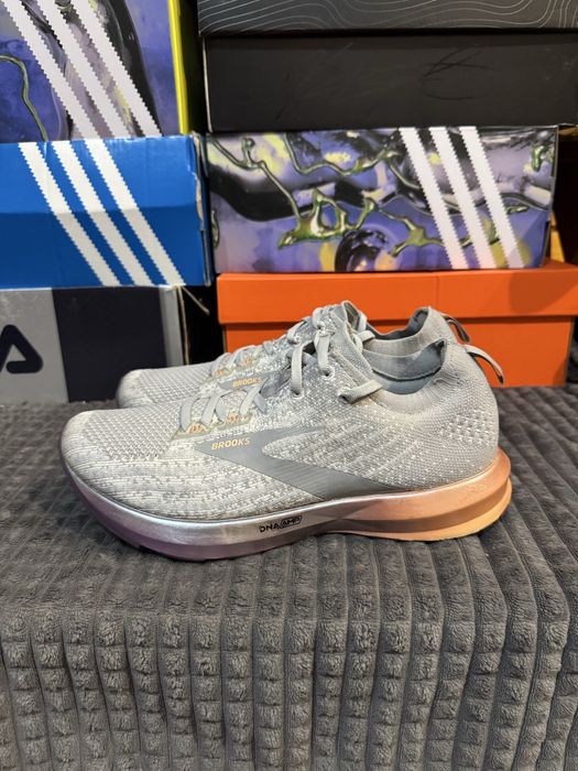 Оригінальні бігові кросівки Brooks Levitate 3 40,5(26см)