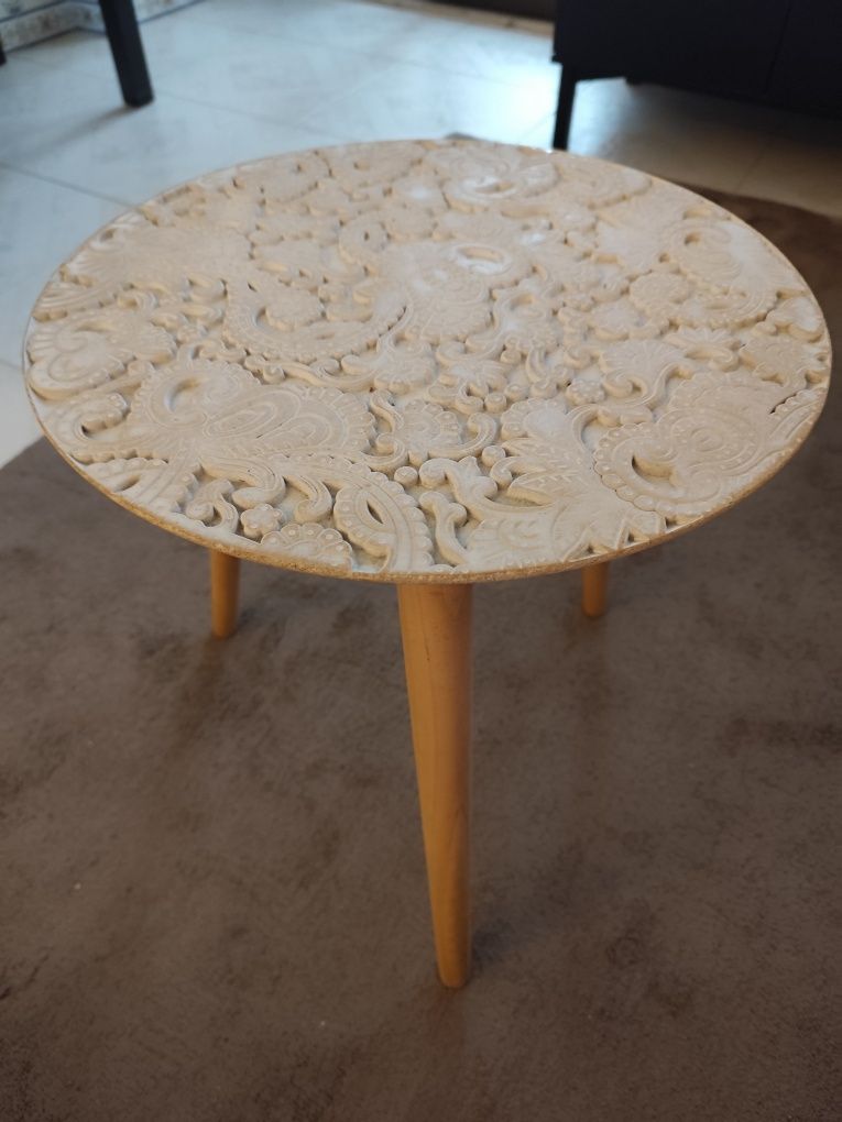 Mesa de centro decorativa.

Medidas: 
40x44cm