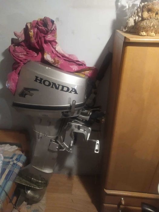 jacht żaglowy ,ale brak jest już żagli.