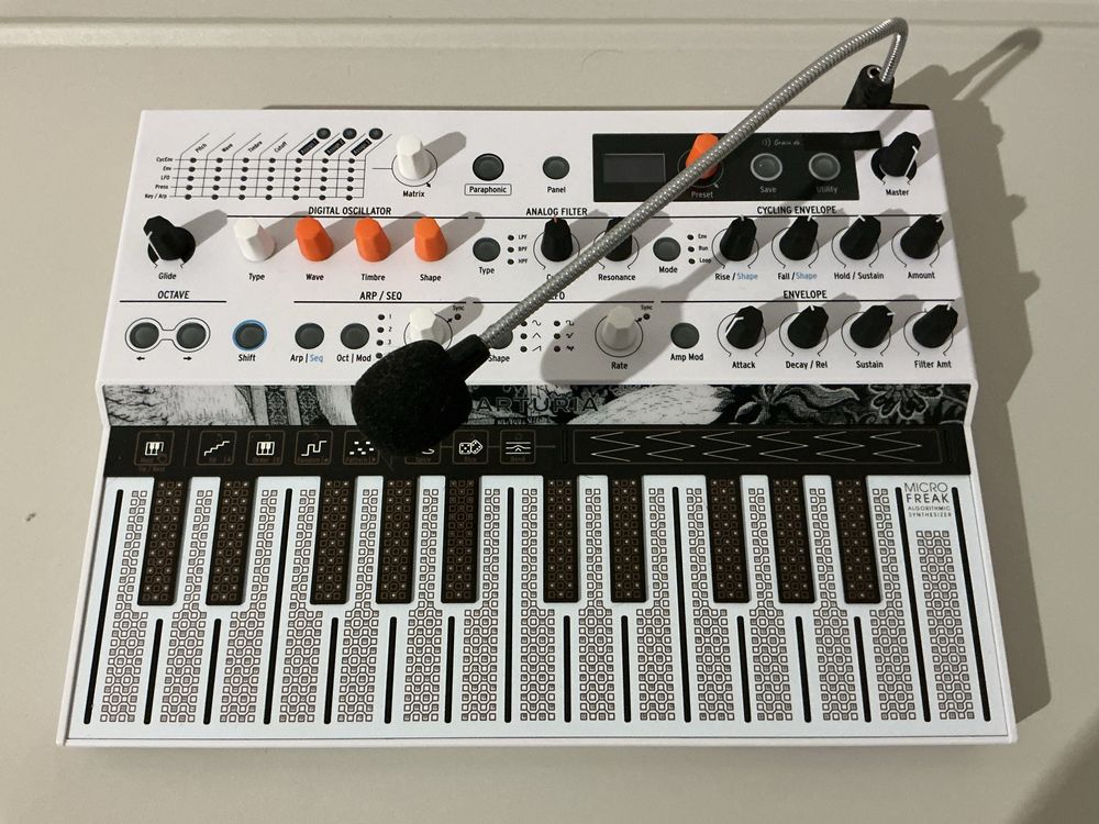 [IGŁA] MicroFreak VoCoder edition biały z mikrofonem + DeckSaver