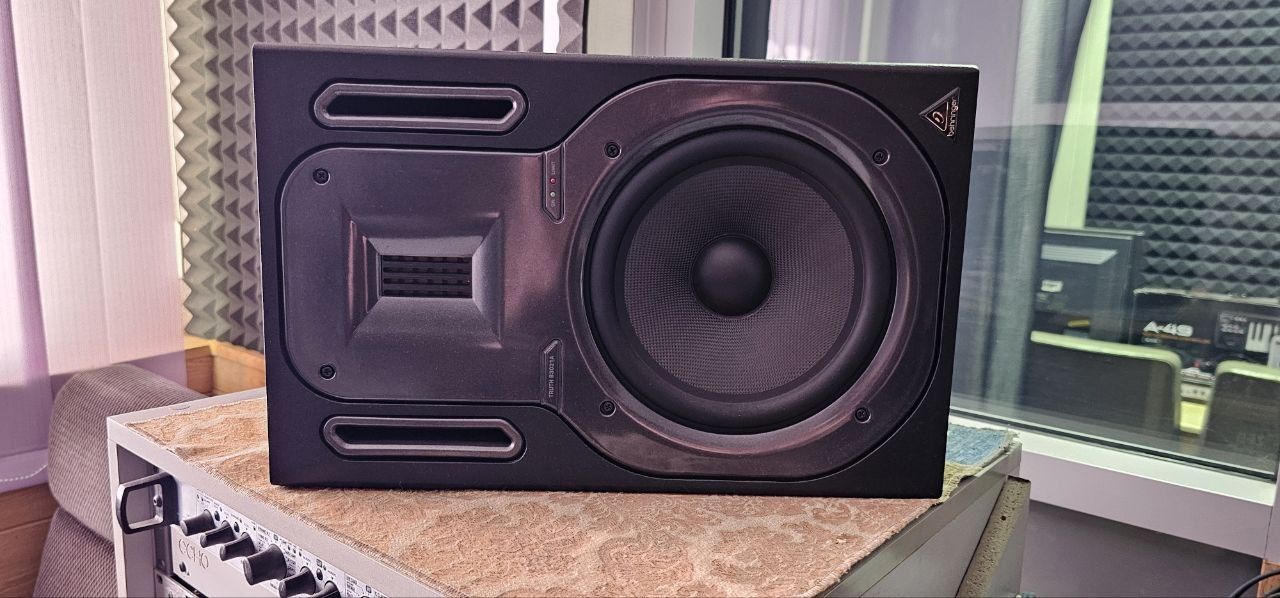 Активні студійні монітори "Behringer" 3031A (б/у)