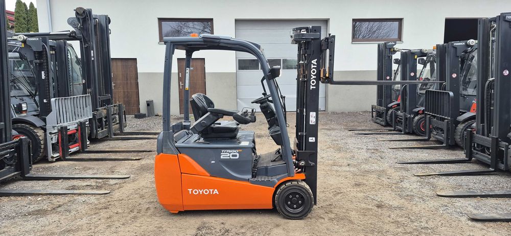 Elektryczna Toyota 8FBET20 - udźwig 2 tony. Triplex 4.70m. - 4 sekcje.