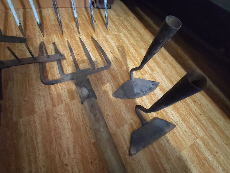 Садовий инструмент(лопата, вила, грабли, сапы)