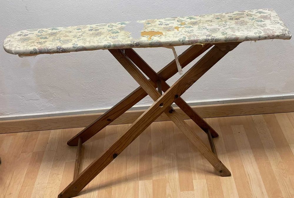 Tabua de passar a ferro antiga em pinho