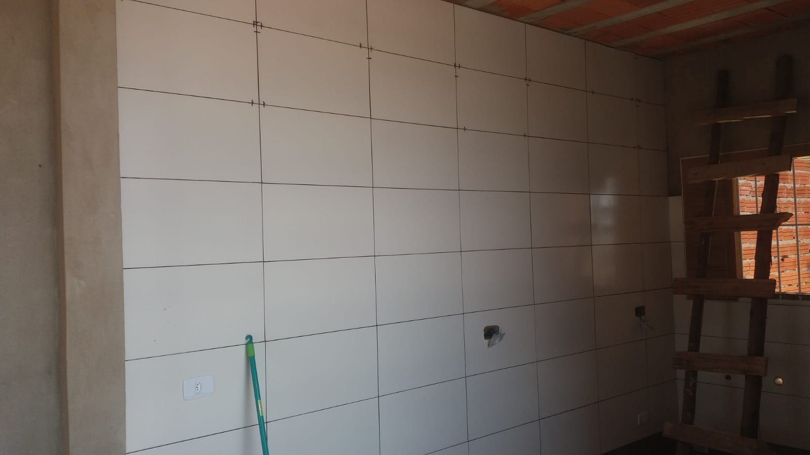 Azulejos e pisos flutuantes.