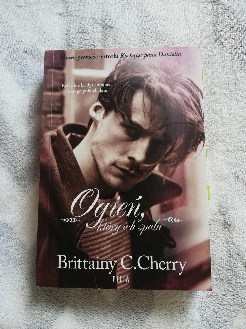 Ogień, który ich spala (z autografem) - Brittainy C. Cherry