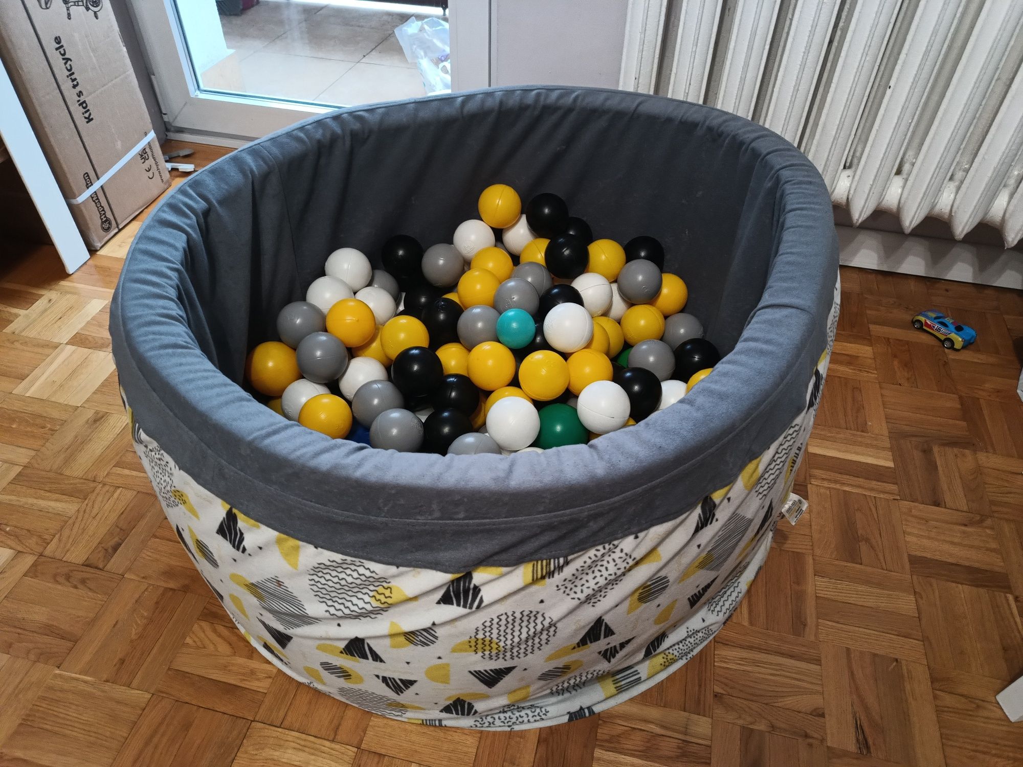Basen z kolorowymi piłkami