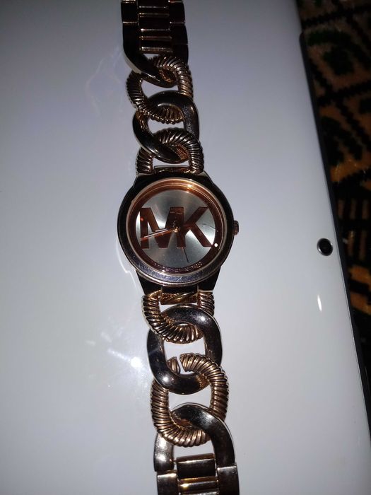 Продам часы Michael kors